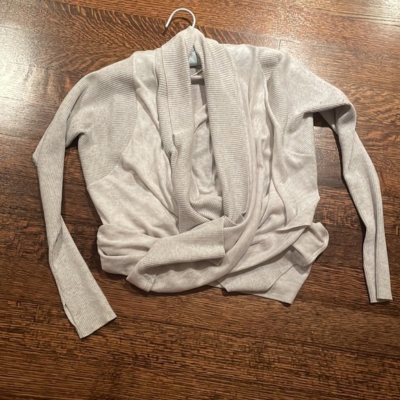 Lululemon women’s size 4 light grey cardigan shawl - Picture 3 of 8